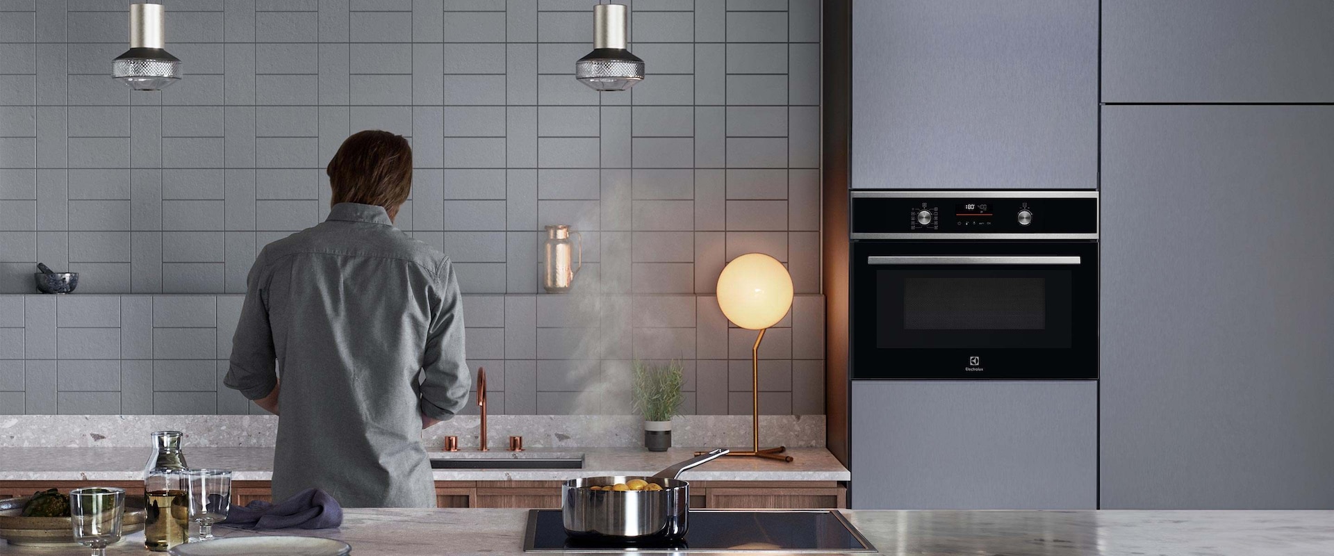 En mann lager middag på et moderne kjøkken.